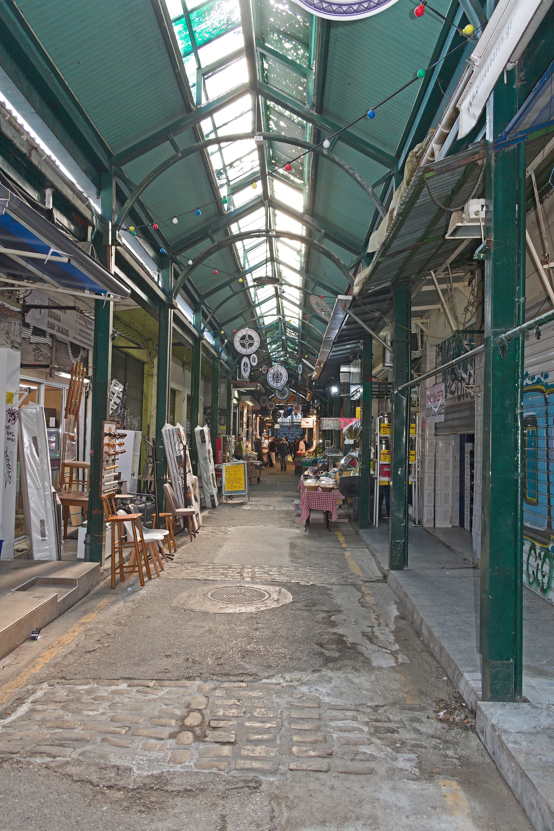市场廊道中的店铺阵列